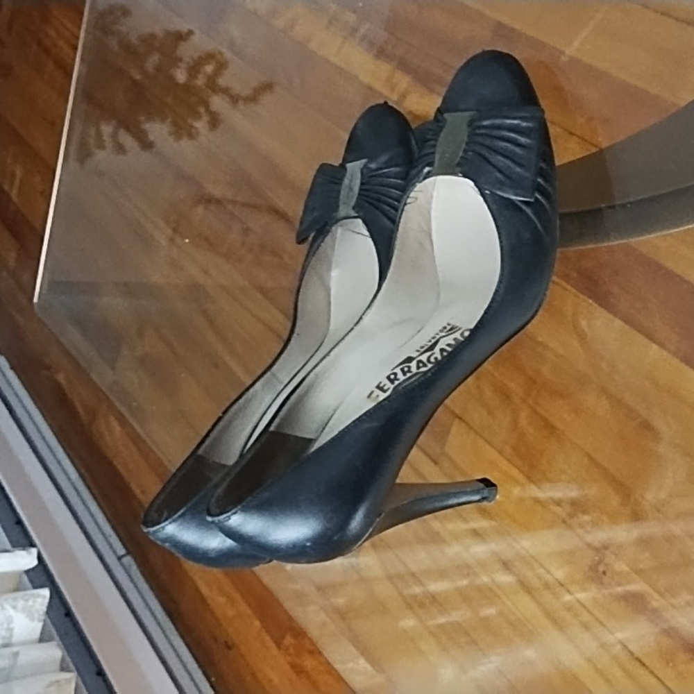 Vintage Salvatore Ferragamo Black Leather Pump